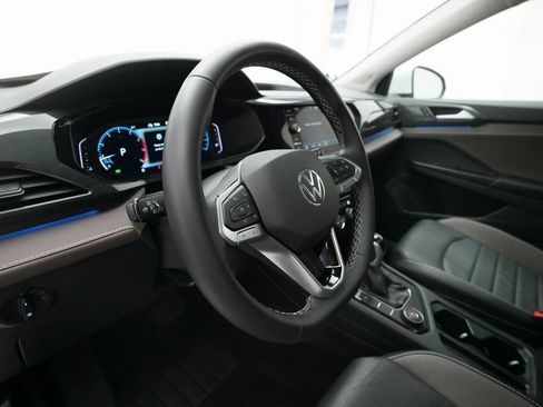 Used 2023 Volkswagen Taos SEL image 8