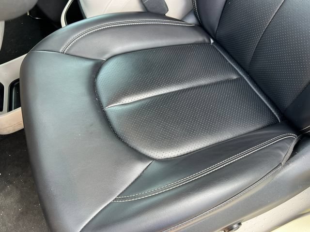 Used 2023 Chrysler Pacifica Touring-L FWD image 11