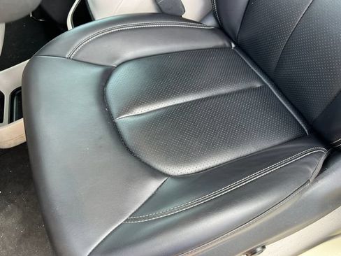 Used 2023 Chrysler Pacifica Touring-L FWD image 11