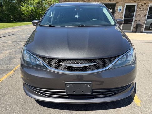 Used 2017 Chrysler Pacifica Touring FWD image 8