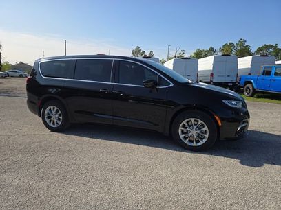 New 2026 Chrysler Pacifica Limited w/ Trailer Tow Group