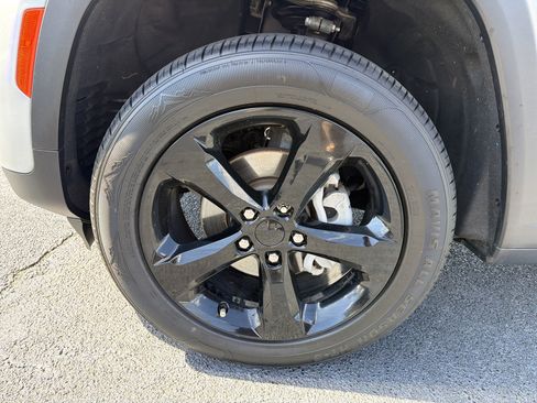 Used 2023 Jeep Grand Cherokee Altitude image 9