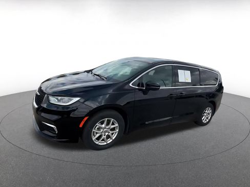 Used 2025 Chrysler Pacifica Select FWD image 7