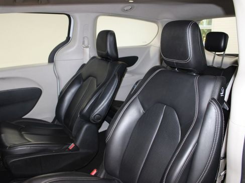Used 2023 Chrysler Pacifica Touring-L FWD image 16