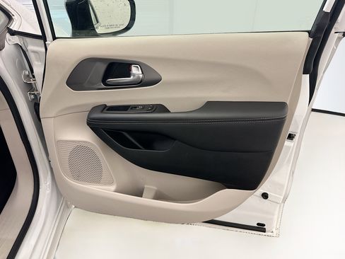 Used 2024 Chrysler Pacifica Touring-L image 34