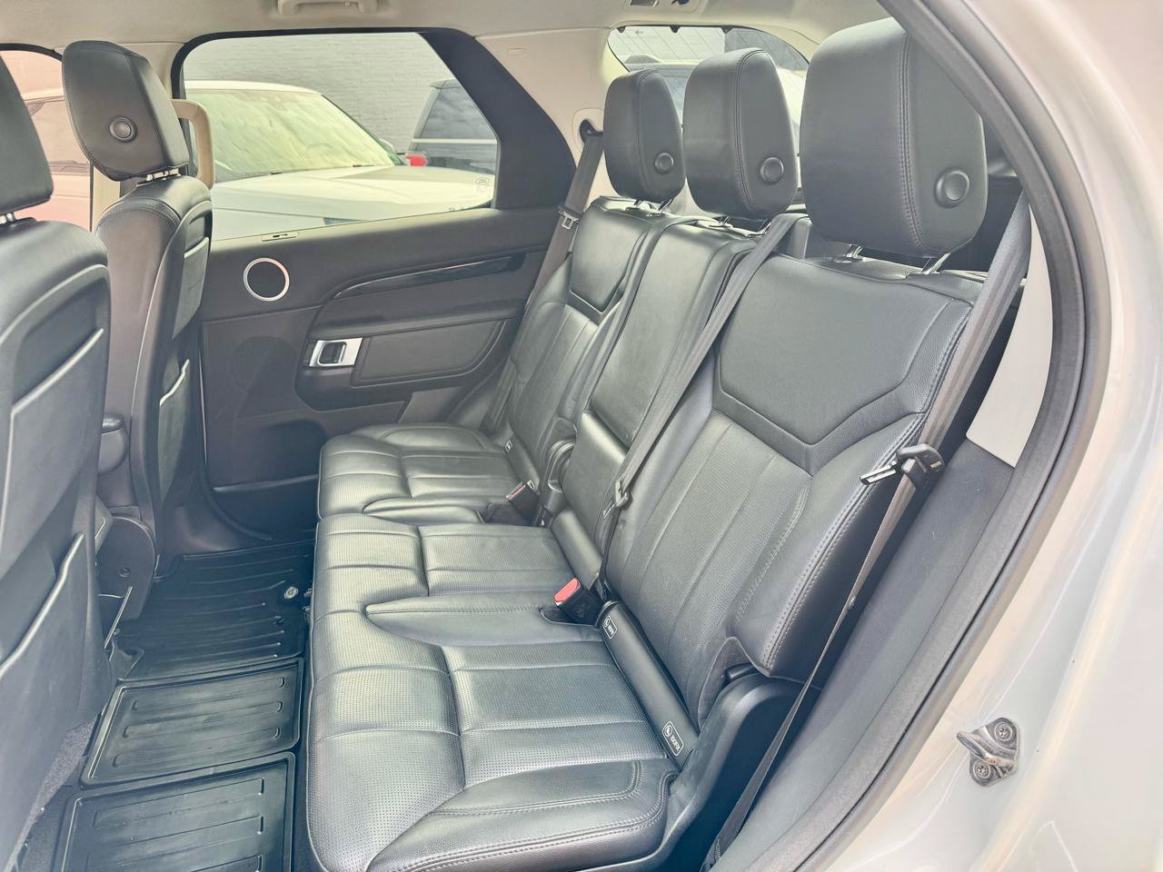 Used 2017 Land Rover Discovery SE AWD/4WD image 15
