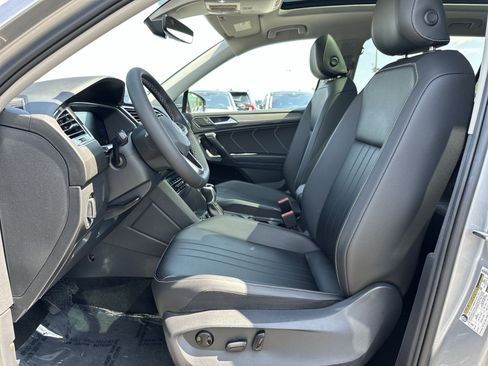 Used 2023 Volkswagen Tiguan SE w/ Panoramic Sunroof Package FWD image 14
