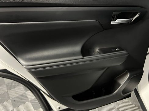 Used 2025 Toyota Highlander XLE image 27