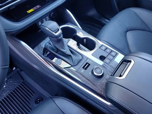 New 2025 Toyota Highlander Platinum image 18