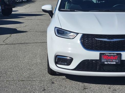 Certified 2023 Chrysler Pacifica Touring-L image 3