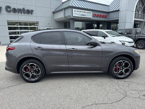 Used 2022 Alfa Romeo Stelvio Veloce AWD/4WD image 2