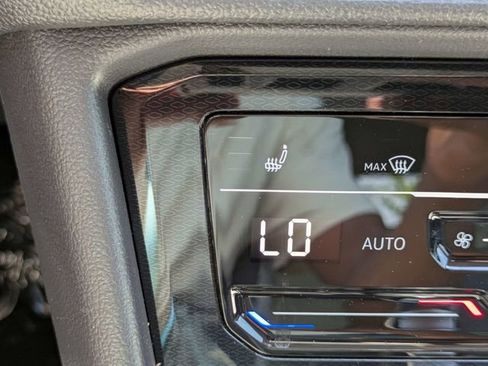 New 2026 Volkswagen Taos SE FWD image 23