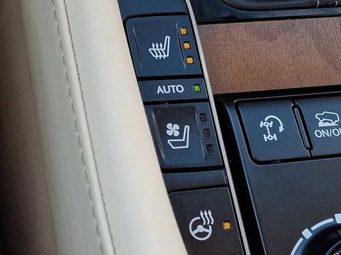 Used 2020 Lexus LX 570 4WD w/ Luxury Package image 23