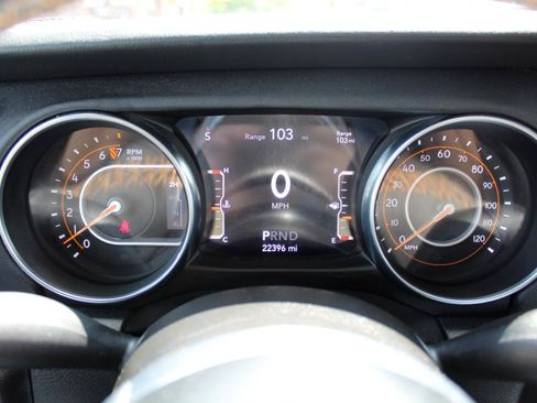 Used 2023 Jeep Gladiator Overland AWD/4WD image 14