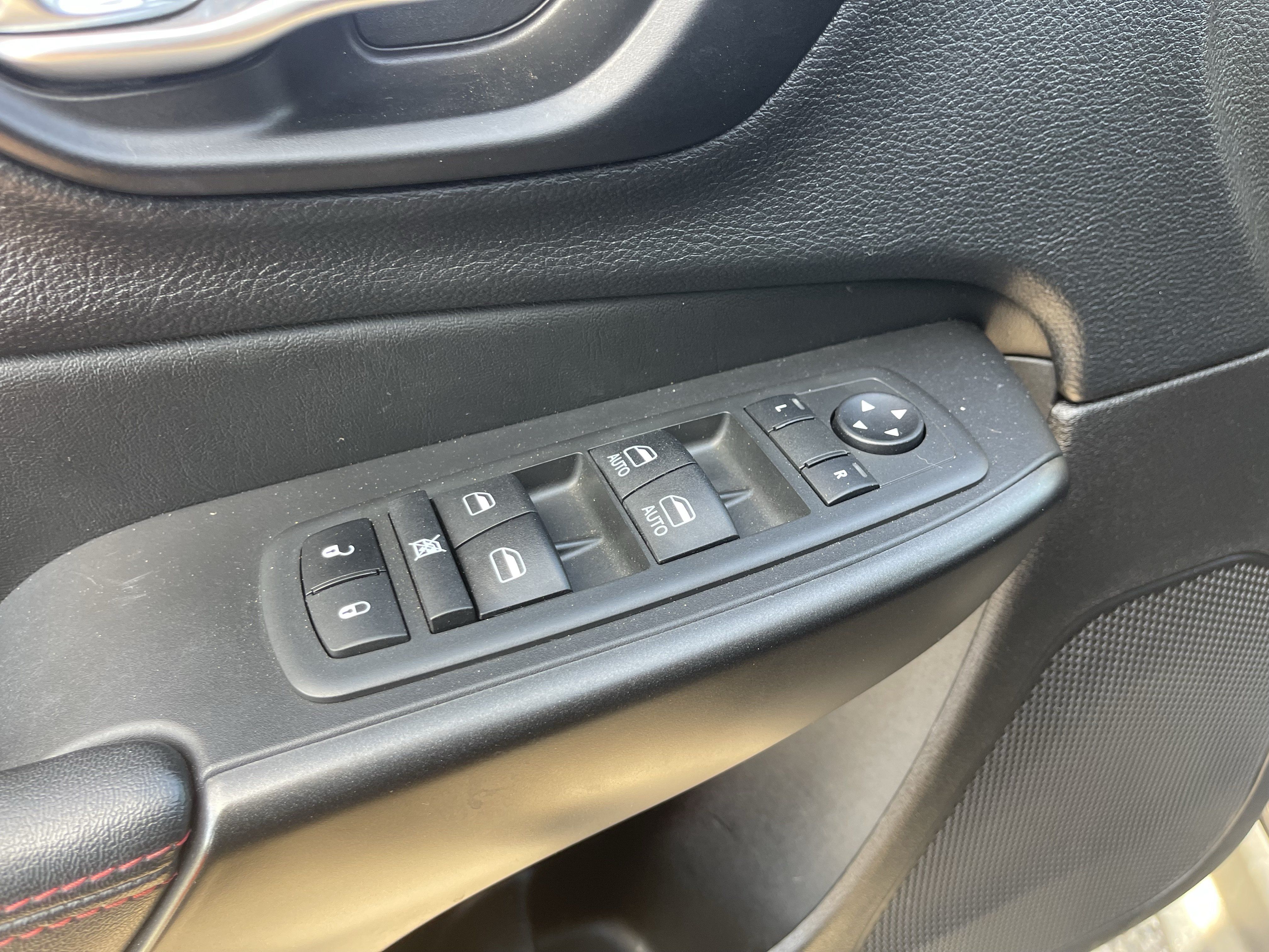 Used 2021 Jeep Cherokee Trailhawk w/ Sun, Sound & Nav Group AWD/4WD image 21
