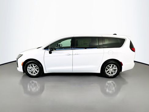 New 2027 Chrysler Pacifica Select FWD image 4