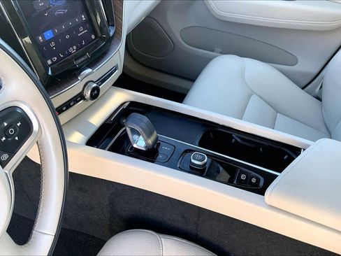 Used 2022 Volvo XC60 B5 Momentum w/ Protection Package Premier image 17