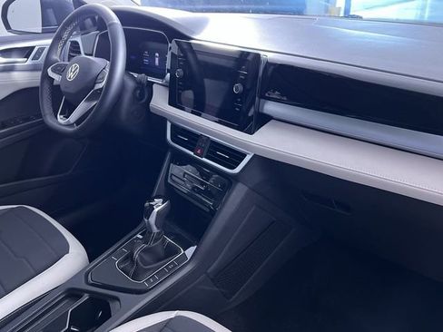 Used 2025 Volkswagen Taos SE image 28