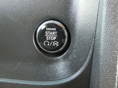 Used 2013 Dodge Challenger SXT image 42