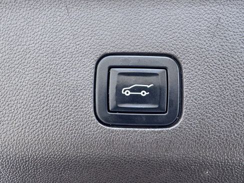 Used 2021 GMC Yukon XL SLT w/ SLT Premium Package image 40