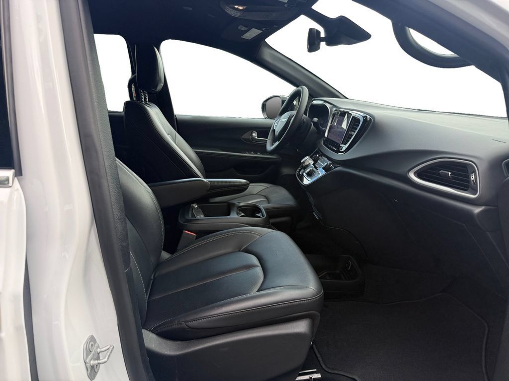 Used 2025 Chrysler Pacifica Select FWD image 15
