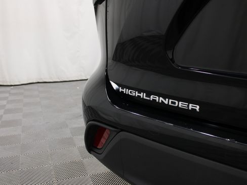 Used 2024 Toyota Highlander XLE AWD/4WD image 29