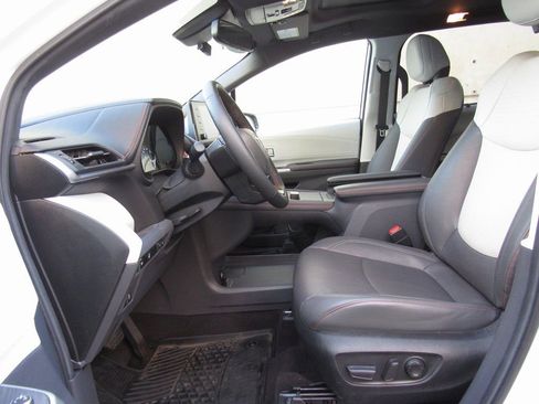 Used 2024 Toyota Sienna XSE image 10