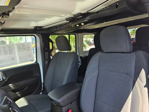 Used 2025 Jeep Wrangler Unlimited Sahara AWD/4WD image 24