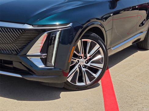 Used 2025 Cadillac Lyriq Luxury w/ LPO, Floor Liner Package AWD/4WD image 7