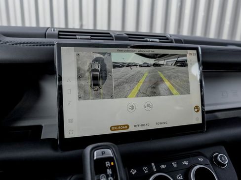 Used 2025 Land Rover Defender 130 X-Dynamic SE image 13