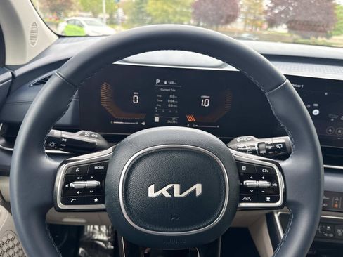 Used 2025 Kia Carnival EX FWD image 27