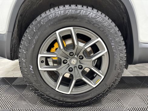 Used 2025 Rivian R1S Premium image 12