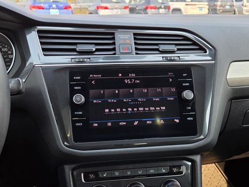 Used 2021 Volkswagen Tiguan SE w/ Panoramic Sunroof Package image 28