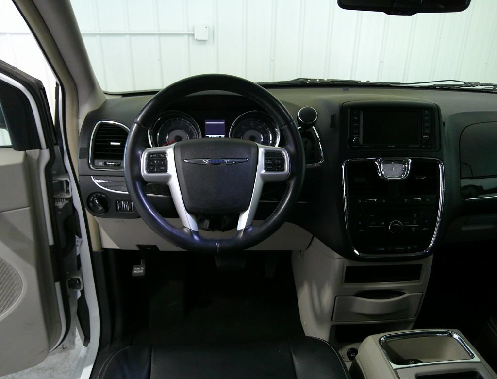 Used 2014 Chrysler Town & Country Touring FWD image 20