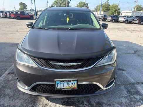 Used 2017 Chrysler Pacifica Touring-L w/ Tire & Wheel Group FWD image 2
