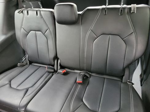 Used 2025 Chrysler Pacifica Select FWD image 10