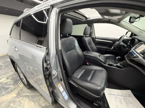 Used 2016 Toyota Highlander XLE AWD/4WD image 22