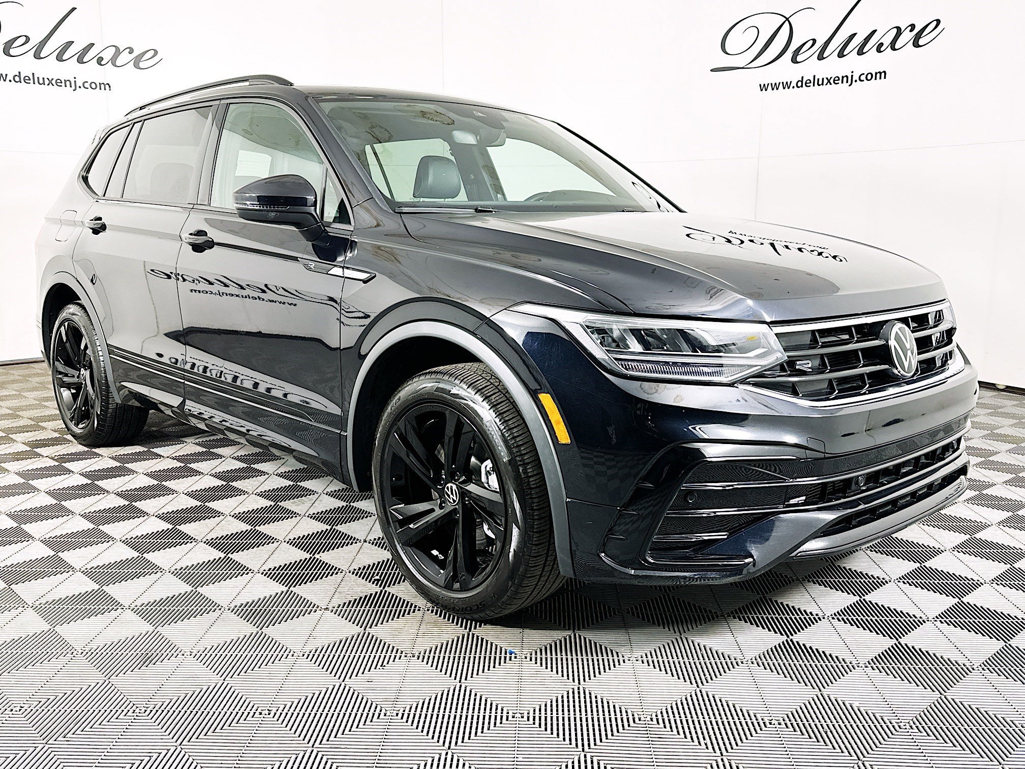 Used 2024 Volkswagen Tiguan SE R-Line AWD/4WD image 1