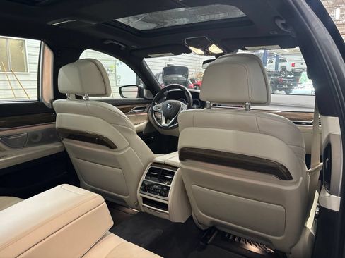 Used 2019 BMW 750i xDrive w/ Executive Package AWD/4WD image 31