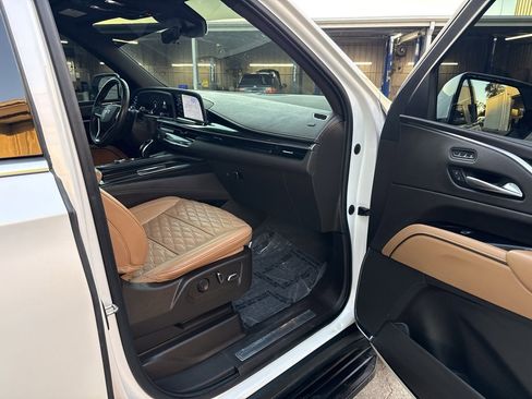 Used 2022 Cadillac Escalade Premium Luxury image 29