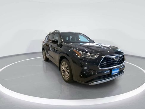 Used 2020 Toyota Highlander Platinum AWD/4WD image 2