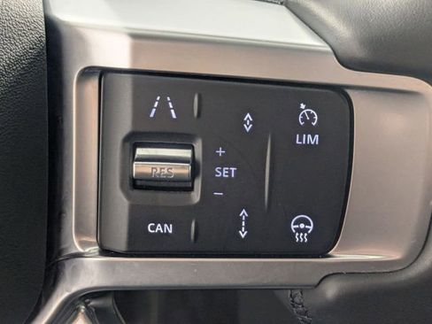 Used 2023 Land Rover Discovery S image 16