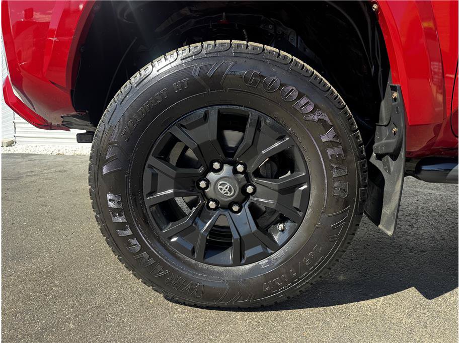 Used 2016 Toyota Tacoma TRD Sport AWD/4WD image 25
