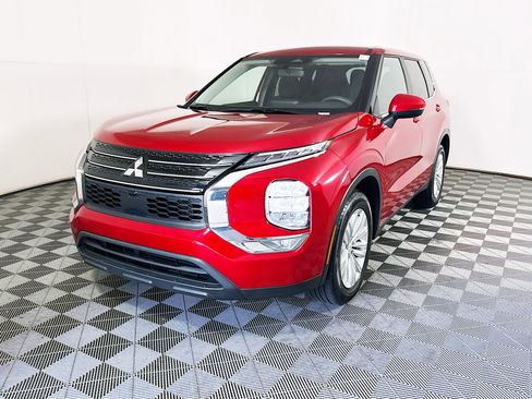 Used 2024 Mitsubishi Outlander ES FWD image 7