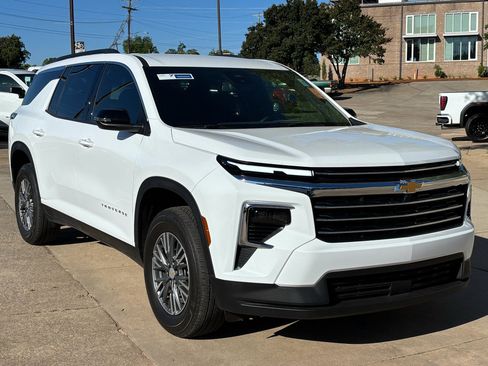Used 2025 Chevrolet Traverse LT FWD image 1