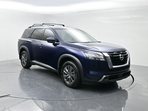 Used 2023 Nissan Pathfinder SV image 2