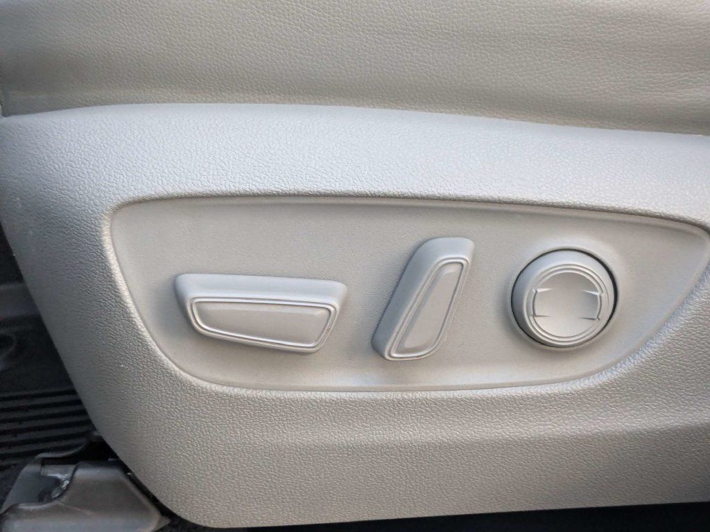 Used 2021 Toyota Highlander XLE AWD/4WD image 29