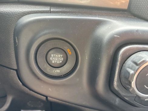 Used 2019 Jeep Wrangler Unlimited Sahara image 20