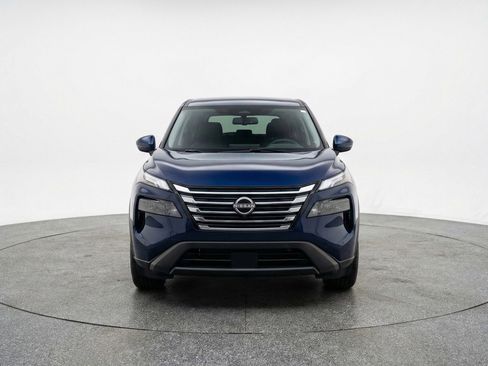 Used 2025 Nissan Rogue SV image 2