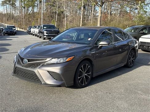 Used 2020 Toyota Camry SE w/ Sunroof Package image 3